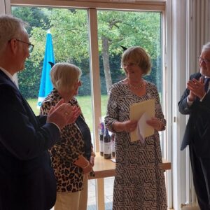 Bald startet unsere neue Spielzeit – aber schon in der Sommerpause gab es Grund zur Freude! Bei der diesjährigen Ruta-Preisverleihung wurde unsere Jugendbühne für ihr Engagement ausgezeichnet. Wir sind stolz, dass unsere Arbeit mit Kindern und Jugendlichen zum zweiten Mal mit diesem Preis gewürdigt wurde – denn sie sind unsere Zukunft! ️ Ein großes Dankeschön an die Stiftung, an unsere Leiterin der Jugendbühne Christina Dobirr und natürlich an alle jungen Talente, die jeden Freitag mit so viel Freude dabei sind.Auch der Förderverein Stadtkirche Preetz durfte sich über den Preis freuen – herzlichen Glückwunsch! Wir sagen: Danke – und freuen uns jetzt schon auf die neue Saison mit euch allen! #NiederdeutscheBühne #Jugendbühne #Preetz #RutaPreis