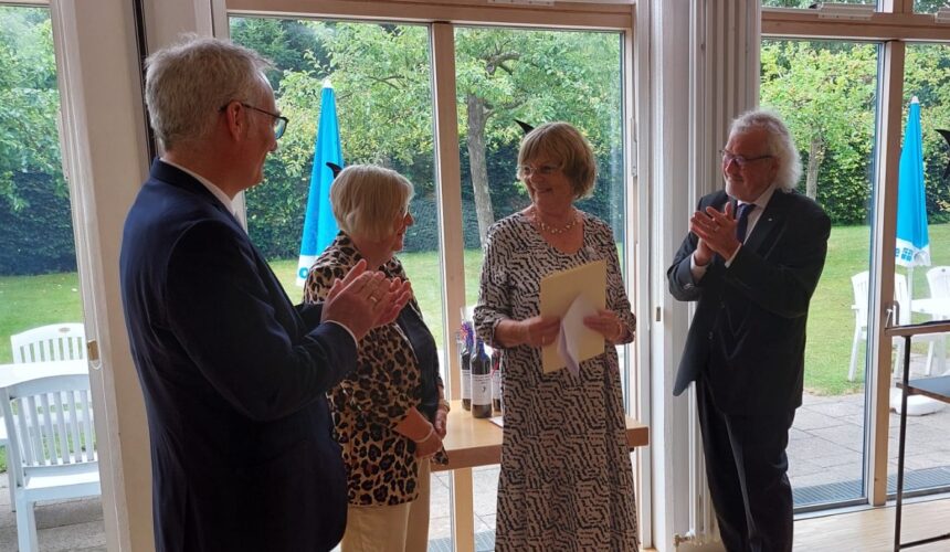 Bald startet unsere neue Spielzeit – aber schon in der Sommerpause gab es Grund zur Freude! Bei der diesjährigen Ruta-Preisverleihung wurde unsere Jugendbühne für ihr Engagement ausgezeichnet. Wir sind stolz, dass unsere Arbeit mit Kindern und Jugendlichen zum zweiten Mal mit diesem Preis gewürdigt wurde – denn sie sind unsere Zukunft! ️ Ein großes Dankeschön an die Stiftung, an unsere Leiterin der Jugendbühne Christina Dobirr und natürlich an alle jungen Talente, die jeden Freitag mit so viel Freude dabei sind.Auch der Förderverein Stadtkirche Preetz durfte sich über den Preis freuen – herzlichen Glückwunsch! Wir sagen: Danke – und freuen uns jetzt schon auf die neue Saison mit euch allen! #NiederdeutscheBühne #Jugendbühne #Preetz #RutaPreis