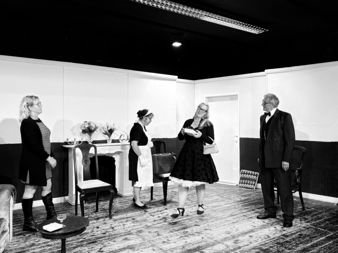 Wer ist der Täter? Das dürft ihr ab dem 31. Oktober selbst herausfinden!„Amaretto“ bringt euch klassische Krimi-Spannung mit einem Augenzwinkern – und mit Schwarz-Weiß-Look wie in alten Edgar-Wallace-Filmen.Die Darsteller sind bereit, das Publikum auf eine mörderische Reise zu schicken Sichert euch eure Tickets jetzt online oder an der Abendkasse.