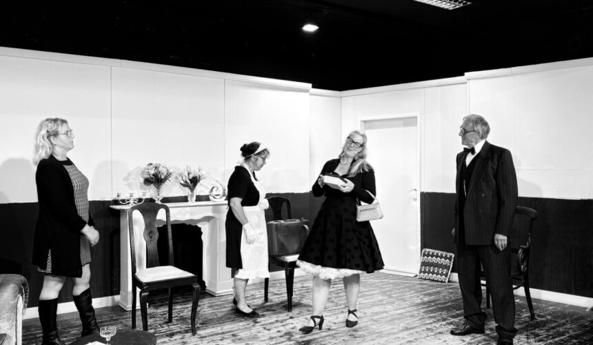 Wer ist der Täter? Das dürft ihr ab dem 31. Oktober selbst herausfinden!„Amaretto“ bringt euch klassische Krimi-Spannung mit einem Augenzwinkern – und mit Schwarz-Weiß-Look wie in alten Edgar-Wallace-Filmen.Die Darsteller sind bereit, das Publikum auf eine mörderische Reise zu schicken Sichert euch eure Tickets jetzt online oder an der Abendkasse.