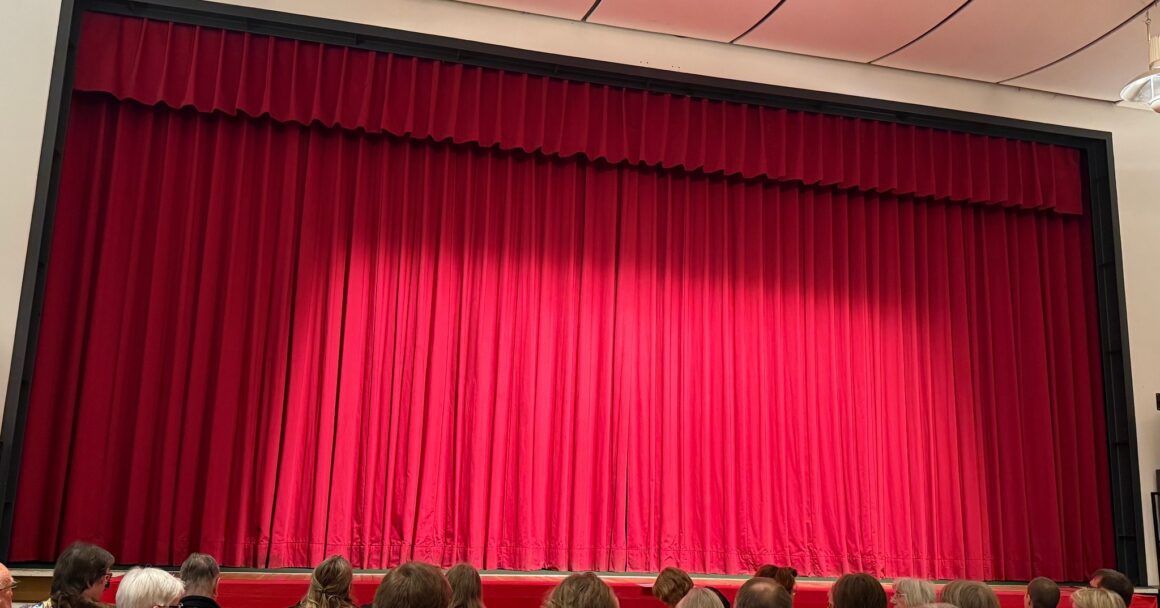 🕵️‍♂️ Die letzten Minuten bis zum Vorhang! Alle Darsteller sind bereit, die tödliche Amaretto-Bowle auf die Bühne zu bringen.Toi, toi, toi an unser tolles Ensemble – wir sind sicher, ihr werdet das Publikum begeistern! Kommt vorbei, rätselt mit, lacht und genießt eine Krimikomödie voller Überraschungen.