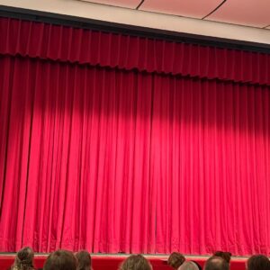 🕵️‍♂️ Die letzten Minuten bis zum Vorhang! Alle Darsteller sind bereit, die tödliche Amaretto-Bowle auf die Bühne zu bringen.Toi, toi, toi an unser tolles Ensemble – wir sind sicher, ihr werdet das Publikum begeistern! Kommt vorbei, rätselt mit, lacht und genießt eine Krimikomödie voller Überraschungen.