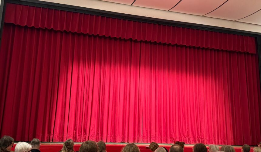 🕵️‍♂️ Die letzten Minuten bis zum Vorhang! Alle Darsteller sind bereit, die tödliche Amaretto-Bowle auf die Bühne zu bringen.Toi, toi, toi an unser tolles Ensemble – wir sind sicher, ihr werdet das Publikum begeistern! Kommt vorbei, rätselt mit, lacht und genießt eine Krimikomödie voller Überraschungen.