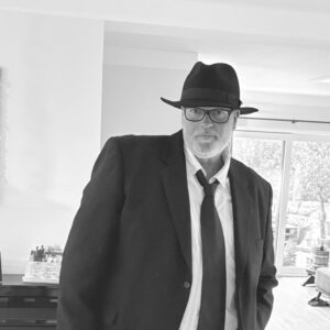 🕵️‍♂️ Nur noch 3 Tage! Seid ihr bereit, das Geheimnis um die tödliche Amaretto-Bowle zu lüften?Unsere Krimi-Komödie von Ingo Sax ist voller schwarzem Humor und Überraschungen – Spannung garantiert! Sichert euch eure Tickets jetzt online oder an der Abendkasse.