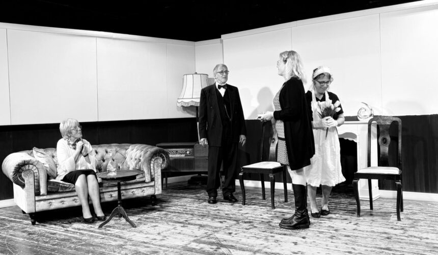 Noch 1 Woche bis zur Premiere von „Amaretto“!Es wird mörderisch, lustig und spannend – unsere Kriminalkomödie lässt euch bis zum Schluss rätseln.Nicht verpassen: acht Aufführungen in Preetz plus Auswärtstermine in Bordesholm und Kroog.