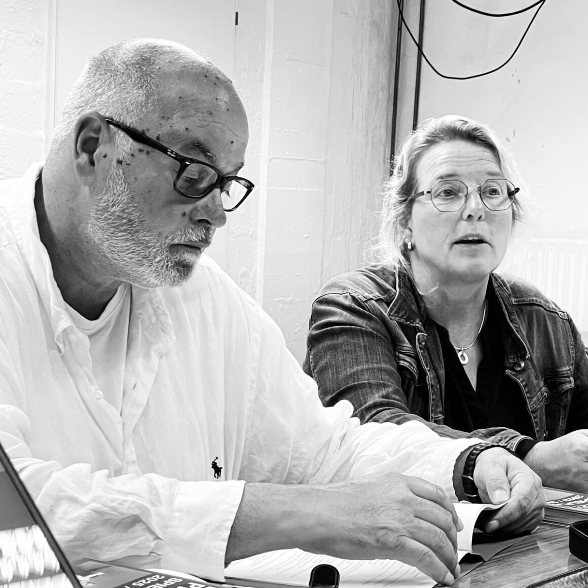 Heute ist es soweit! Unsere Premiere von „Amaretto“ startet um 19:00 Uhr in der Aula des Friedrich-Schiller-Gymnasiums. Toi, toi, toi an alle Beteiligten – wir wünschen euch einen Abend voller Spannung, Spaß und mörderischer Momente! Für alle, die heute nicht dabei sein können: Sichert euch eure Tickets für die weiteren Vorstellungen am 1., 2., 7., 8. November und darüber hinaus im Dezember/Januar.