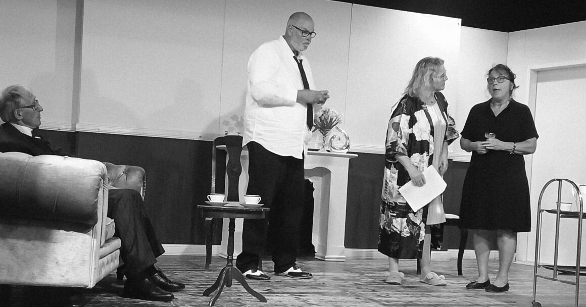 Heute ein kleiner Vorgeschmack: Die Amaretto-Bowle hat’s in sich – und sie sorgt für jede Menge Verwirrung!Werden die Erben den wahren Täter entlarven? Das Publikum darf mitraten – und kann jede Vorstellung als Rätselkönig oder -königin mit einer Flasche Amaretto gewinnen!Die Premiere steht kurz bevor – Freitag, 31. Oktober 2025, 19:00 Uhr.