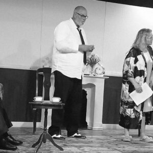 Heute ein kleiner Vorgeschmack: Die Amaretto-Bowle hat’s in sich – und sie sorgt für jede Menge Verwirrung!Werden die Erben den wahren Täter entlarven? Das Publikum darf mitraten – und kann jede Vorstellung als Rätselkönig oder -königin mit einer Flasche Amaretto gewinnen!Die Premiere steht kurz bevor – Freitag, 31. Oktober 2025, 19:00 Uhr.