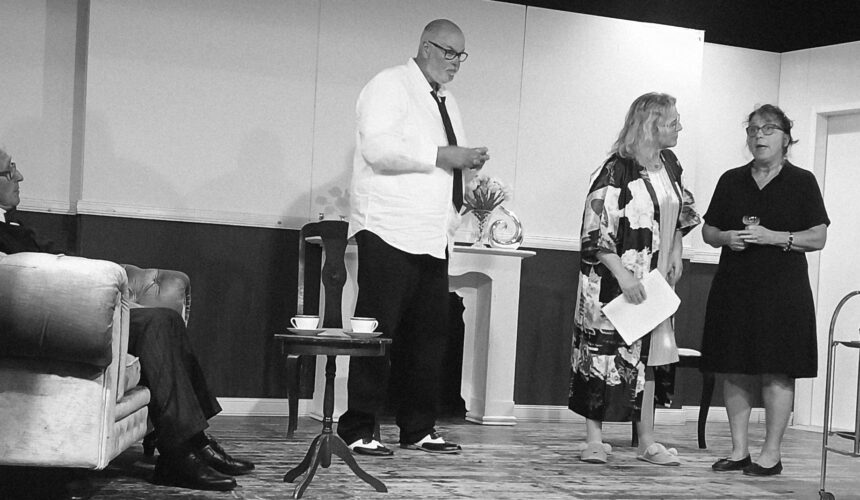 Heute ein kleiner Vorgeschmack: Die Amaretto-Bowle hat’s in sich – und sie sorgt für jede Menge Verwirrung!Werden die Erben den wahren Täter entlarven? Das Publikum darf mitraten – und kann jede Vorstellung als Rätselkönig oder -königin mit einer Flasche Amaretto gewinnen!Die Premiere steht kurz bevor – Freitag, 31. Oktober 2025, 19:00 Uhr.