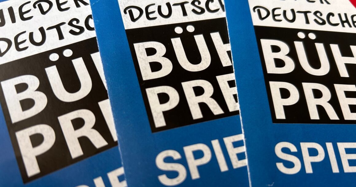 Die neue Spielzeit der Niederdeutschen Bühne Preetz steht vor der Tür! Wir freuen uns auf eine spannende Mischung aus Krimi, Komödie und märchenhafter Unterhaltung für Groß und Klein. Auftakt macht die Kriminalkomödie „Amaretto“ von Ingo Sax unter der Regie von Karen Dietmair. Bis zum Schluss darf das Publikum rätseln: Wer hat die Amaretto-Bowle vergiftet? Im November folgt dann das liebevoll inszenierte Weihnachtsmärchen „Die Wawuschels mit den grünen Haaren“ für alle kleinen und großen Märchenfans ab 4 Jahren. Und im Frühjahr 2026 sorgt unsere Komödie „Romys Pool“ für Lacher und Lebensfreude über die schönen Kehrtwendungen im Alter. Alle Termine, weitere Infos und Tickets findet ihr auf unserer Website oder in den ausgelegten Spielplänen. Wir können es kaum erwarten, euch wieder live auf der Bühne zu sehen!
