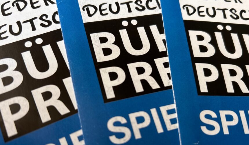 Die neue Spielzeit der Niederdeutschen Bühne Preetz steht vor der Tür! Wir freuen uns auf eine spannende Mischung aus Krimi, Komödie und märchenhafter Unterhaltung für Groß und Klein. Auftakt macht die Kriminalkomödie „Amaretto“ von Ingo Sax unter der Regie von Karen Dietmair. Bis zum Schluss darf das Publikum rätseln: Wer hat die Amaretto-Bowle vergiftet? Im November folgt dann das liebevoll inszenierte Weihnachtsmärchen „Die Wawuschels mit den grünen Haaren“ für alle kleinen und großen Märchenfans ab 4 Jahren. Und im Frühjahr 2026 sorgt unsere Komödie „Romys Pool“ für Lacher und Lebensfreude über die schönen Kehrtwendungen im Alter. Alle Termine, weitere Infos und Tickets findet ihr auf unserer Website oder in den ausgelegten Spielplänen. Wir können es kaum erwarten, euch wieder live auf der Bühne zu sehen!