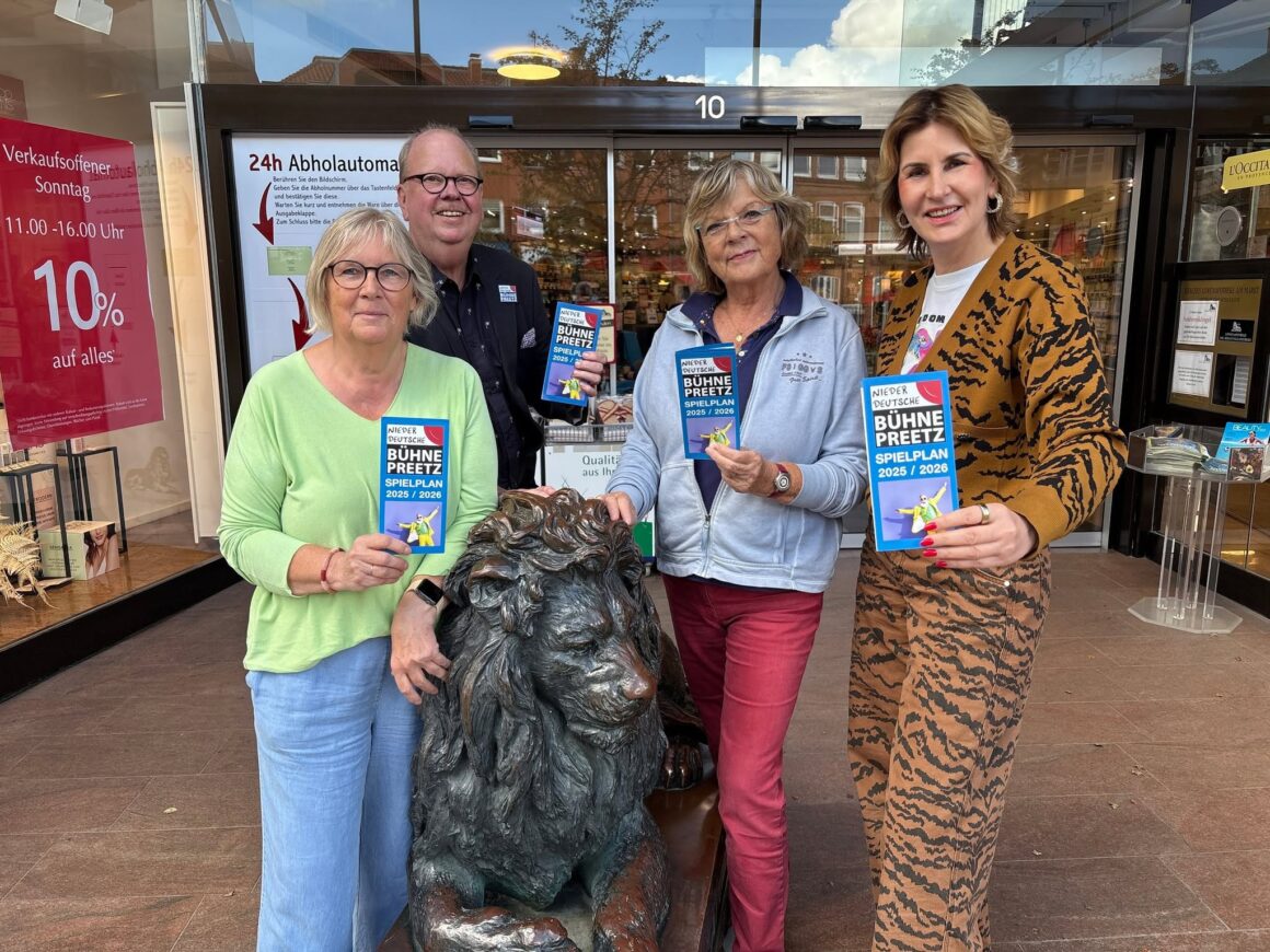 Rückblick auf unseren Pressetermin Anfang September im Gesundheitszentrum am Löwen!Mit dabei waren Bettina Krause und unser Vorstand – wir haben unsere neue Spielzeit vorgestellt 🥳Es war ein richtig schöner Tag, und wir können es kaum erwarten, gemeinsam mit euch in die bevorstehenden Aufführungen zu starten: Die Kriminalkomödie „Amaretto“ (op Platt), das zauberhafte Weihnachtsmärchen „Die Wawuschels mit den grünen Haaren“ (auf Hochdeutsch) und die fröhliche Komödie „Romy’s Pool“ (op Platt).Wir freuen uns auf eine großartige Spielzeit mit euch! 🎟️ Tickets gibt’s hier: nbpreetz.de/karten📸 Foto: Volker Graap