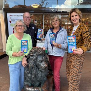 Rückblick auf unseren Pressetermin Anfang September im Gesundheitszentrum am Löwen!Mit dabei waren Bettina Krause und unser Vorstand – wir haben unsere neue Spielzeit vorgestellt 🥳Es war ein richtig schöner Tag, und wir können es kaum erwarten, gemeinsam mit euch in die bevorstehenden Aufführungen zu starten: Die Kriminalkomödie „Amaretto“ (op Platt), das zauberhafte Weihnachtsmärchen „Die Wawuschels mit den grünen Haaren“ (auf Hochdeutsch) und die fröhliche Komödie „Romy’s Pool“ (op Platt).Wir freuen uns auf eine großartige Spielzeit mit euch! 🎟️ Tickets gibt’s hier: nbpreetz.de/karten📸 Foto: Volker Graap