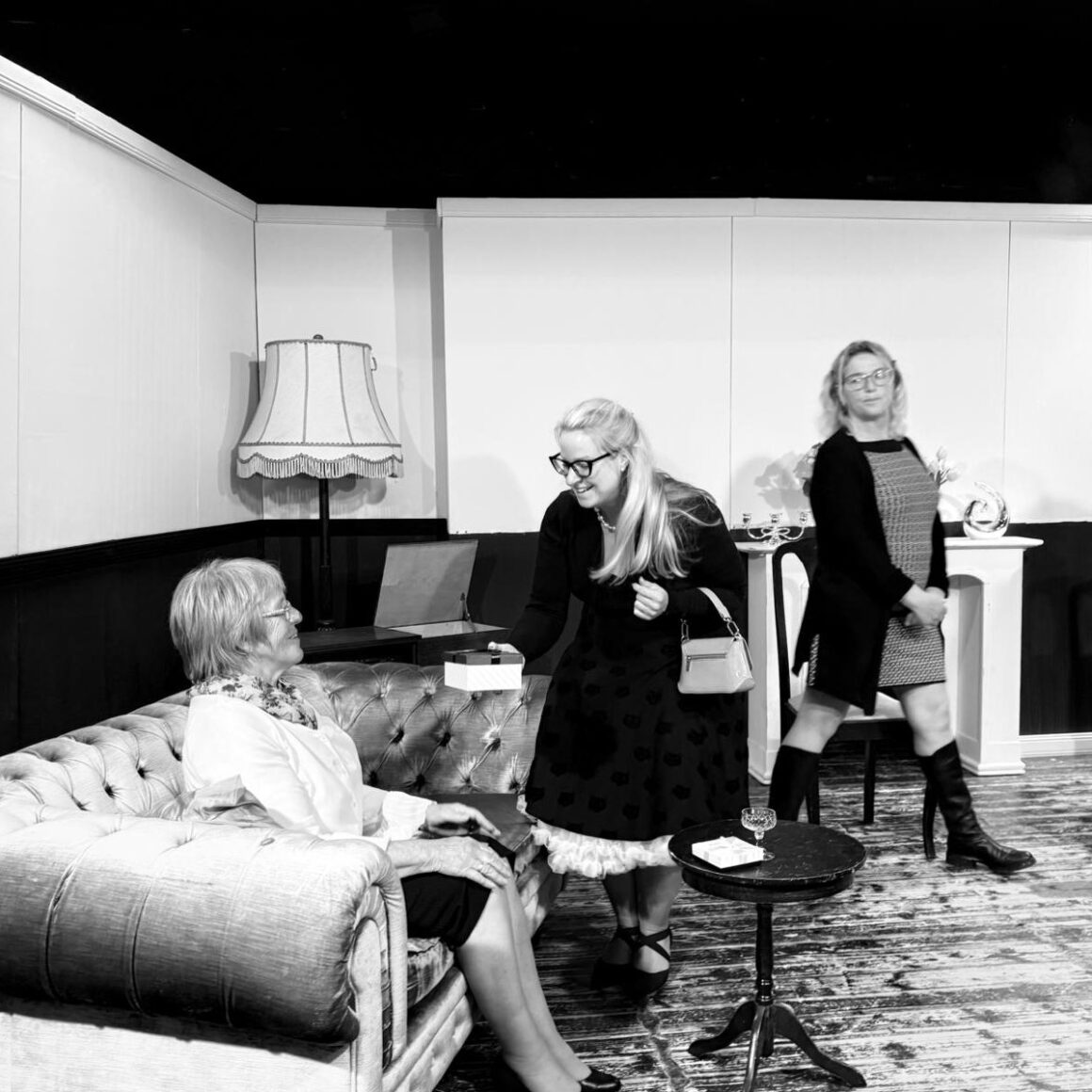 Premiere geschafft! Vielen Dank an alle, die am Freitag mit dabei waren – die erste Vorstellung von „Amaretto“ war ein voller Erfolg!Für alle, die es nicht geschafft haben: Die nächsten Aufführungen sind heute, 2., 7. und 8. November sowie 31. Dezember 2025 und im Januar 2026.