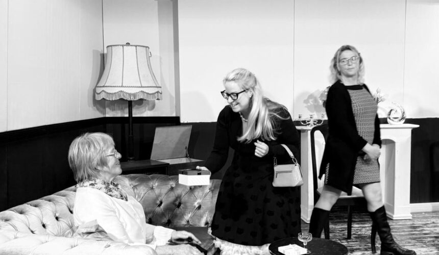 Premiere geschafft! Vielen Dank an alle, die am Freitag mit dabei waren – die erste Vorstellung von „Amaretto“ war ein voller Erfolg!Für alle, die es nicht geschafft haben: Die nächsten Aufführungen sind heute, 2., 7. und 8. November sowie 31. Dezember 2025 und im Januar 2026.