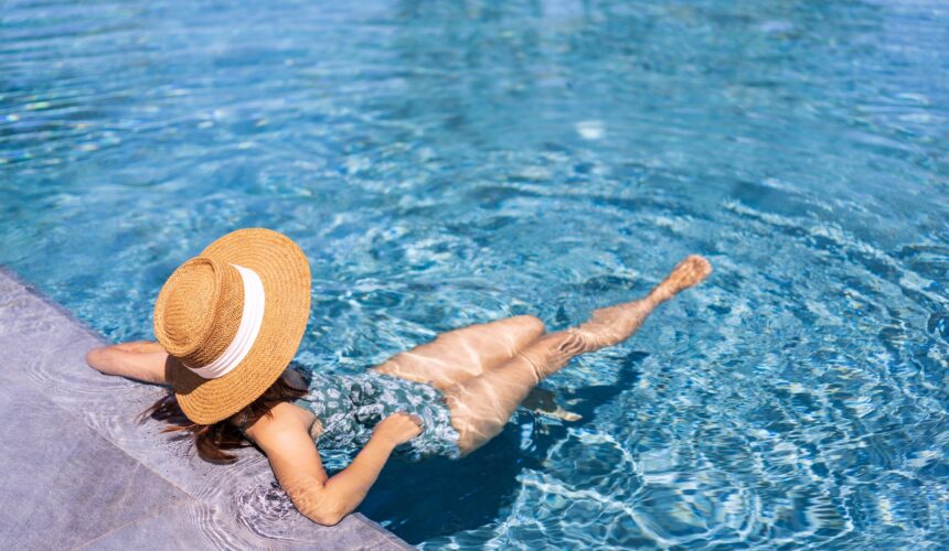 Während sich „Amaretto“ langsam verabschiedet, blicken wir schon nach vorn:Die Proben für unsere neue Komödie „Romys Pool“ haben bereits begonnen! Unter der Regie von Linda Stach entsteht eine warmherzige, witzige Geschichte über Lebensfreude, Selbstbestimmung und die Frage, ob man im Alter wirklich leiser treten muss.Anna jedenfalls hat andere Pläne – und baut sich kurzerhand ihren Traum vom eigenen Pool. „Romys Pool“ zeigt: Es ist nie zu spät, eigene Wünsche ernst zu nehmen und neu durchzustarten.🎟️ Tickets für die Vorstellungen im April 2026 gibt es schon jetzt online – sichert euch frühzeitig eure Plätze!📸 Bild: iStock