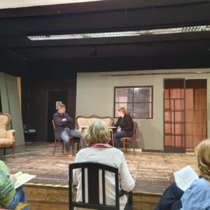 Die Proben für Romys Pool sind in vollem Gange – und was sollen wir sagen?Es sprudelt vor Energie! Nach Feierabend noch ins Theater? Für uns keine Frage. Eine aus dem Ensemble bringt es auf den Punkt:„Nach der Arbeit bin ich oft ziemlich kaputt, aber das Theater spielen gibt einem nochmal ganz anders Energie – und dann möchte ich auch nie, dass der Abend endet, weil es wirklich sooo viel Spaß bringt.“Genau dieses Gefühl begleitet gerade unsere Proben.In Romys Pool – der Komödie von Stefan Vögel (Niederdeutsch von Gert Meier) – geht es um Lebensfreude, Aufbruch und darum, sich Träume zu erfüllen.Regie: Linda StachPremiere: 10. April 2026 | 19:00 Uhr#RomysPool #Theaterliebe #Probenzeit #Ensemble #spielzeit20252026