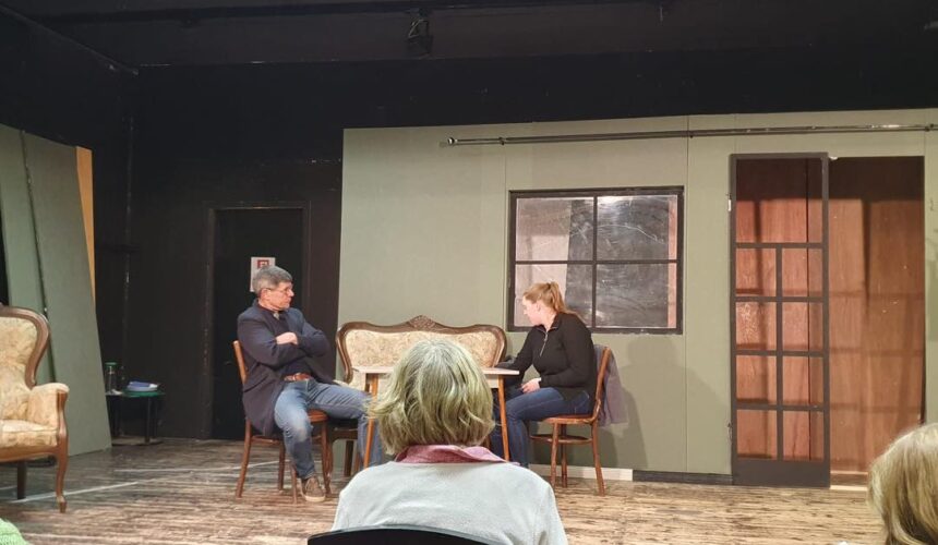 Die Proben für Romys Pool sind in vollem Gange – und was sollen wir sagen?Es sprudelt vor Energie! Nach Feierabend noch ins Theater? Für uns keine Frage. Eine aus dem Ensemble bringt es auf den Punkt:„Nach der Arbeit bin ich oft ziemlich kaputt, aber das Theater spielen gibt einem nochmal ganz anders Energie – und dann möchte ich auch nie, dass der Abend endet, weil es wirklich sooo viel Spaß bringt.“Genau dieses Gefühl begleitet gerade unsere Proben.In Romys Pool – der Komödie von Stefan Vögel (Niederdeutsch von Gert Meier) – geht es um Lebensfreude, Aufbruch und darum, sich Träume zu erfüllen.Regie: Linda StachPremiere: 10. April 2026 | 19:00 Uhr#RomysPool #Theaterliebe #Probenzeit #Ensemble #spielzeit20252026