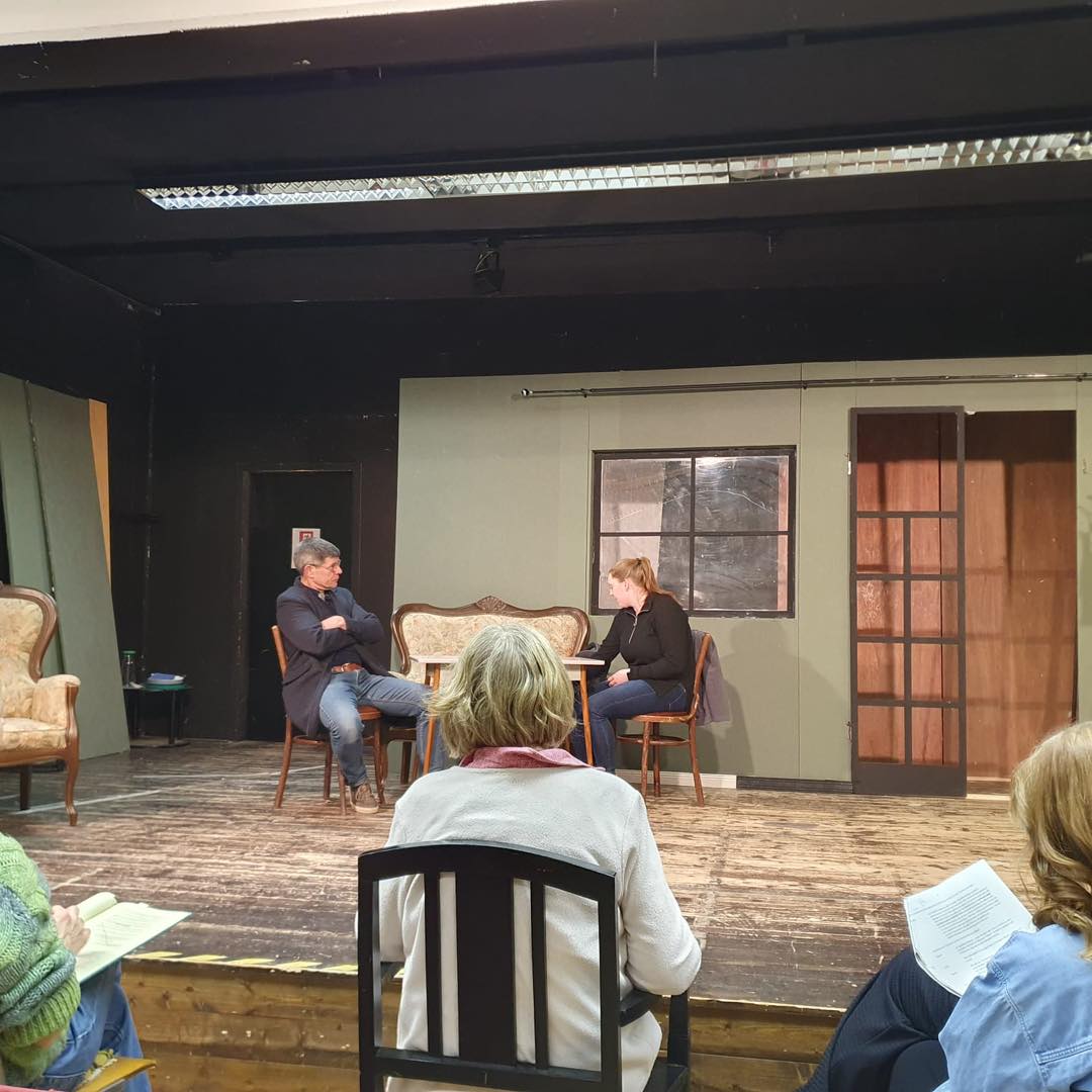 644415201_1450699447068826_8631188560956412419_n Die Proben für Romys Pool sind in vollem Gange – und was sollen wir sagen?Es sprudelt vor Energie! Nach Feierabend noch ins Theater? Für uns keine Frage. Eine aus dem Ensemble bringt es auf den Punkt:„Nach der Arbeit bin ich oft ziemlich kaputt, aber das Theater spielen gibt einem nochmal ganz anders Energie – und dann möchte ich auch nie, dass der Abend endet, weil es wirklich sooo viel Spaß bringt.“Genau dieses Gefühl begleitet gerade unsere Proben.In Romys Pool – der Komödie von Stefan Vögel (Niederdeutsch von Gert Meier) – geht es um Lebensfreude, Aufbruch und darum, sich Träume zu erfüllen.Regie: Linda StachPremiere: 10. April 2026 | 19:00 Uhr#RomysPool #Theaterliebe #Probenzeit #Ensemble #spielzeit20252026