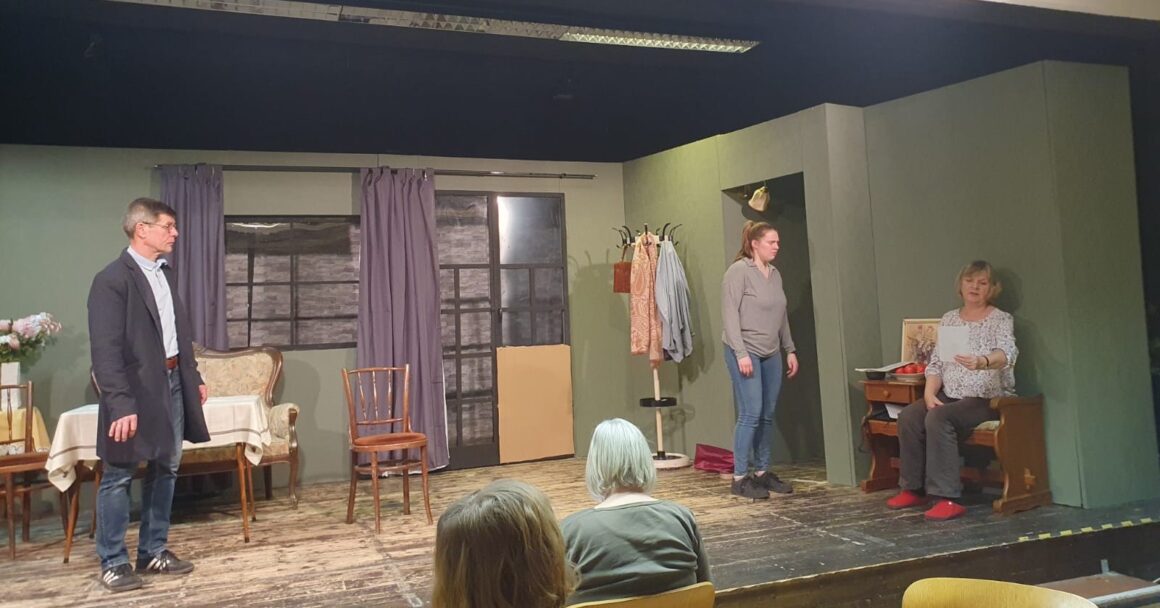 649335010_1461057552699682_7344250606051850118_n Die Proben laufen… und wir verraten nur so viel:Es wird witzig. Es wird überraschend. Und es wird ziemlich turbulent.Unser Ensemble steckt mitten in den Proben für „Romys Pool“ – die Komödie von Stefan Vögel.Es wird ausprobiert, gelacht und gefeilt, damit im April alles perfekt sitzt. Also bleibt gespannt … bald zeigen wir euch mehr aus den Proben! Premiere: 10. April 2026