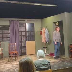 Die Proben laufen… und wir verraten nur so viel:Es wird witzig. Es wird überraschend. Und es wird ziemlich turbulent.Unser Ensemble steckt mitten in den Proben für „Romys Pool“ – die Komödie von Stefan Vögel.Es wird ausprobiert, gelacht und gefeilt, damit im April alles perfekt sitzt. Also bleibt gespannt … bald zeigen wir euch mehr aus den Proben! Premiere: 10. April 2026