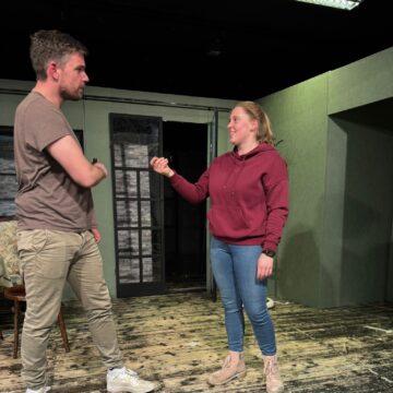 Achtung – Termine vormerken!Unsere plattdeutsche Komödie Romys Pool kommt im April auf die Bühne – und der Vorverkauf läuft!  Aufführungen:10. April | 19:00 Premiere11. April | 19:0012. April | 15:0017. April | 19:0018. April | 19:0024. April | 19:0025. April | 19:0026. April | 15:00Komödie von Stefan VögelRegie: Linda Stach🎟️ Sichert euch eure Plätze (online, Vorverkauf und an der Abendkasse)!#RomysPool #Plattdeutsch #Theaterabend #Komödie #Theater2026