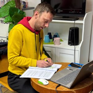 Proben laufen – und hinter den Kulissen auch!Während auf der Bühne gespielt wird, wird im Hintergrund genauso konzentriert gearbeitet.Hier seht ihr Stefan an der Technik:Er markiert Textstellen für die passenden Ton- und Lichteinsätze – damit am Ende alles perfekt zusammenspielt. Wofür wohl der Staubsauger auf dem benötigt wird? Seht es selbt.