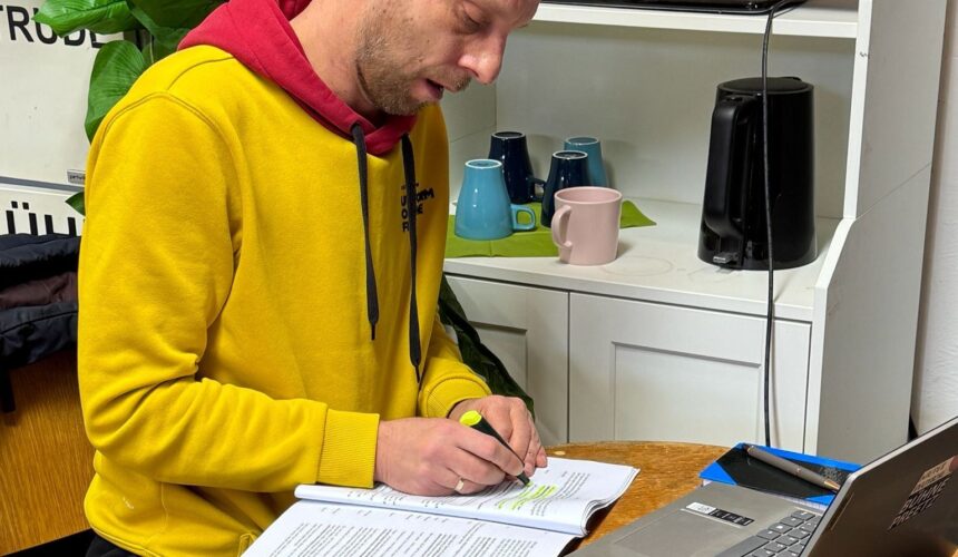 Proben laufen – und hinter den Kulissen auch!Während auf der Bühne gespielt wird, wird im Hintergrund genauso konzentriert gearbeitet.Hier seht ihr Stefan an der Technik:Er markiert Textstellen für die passenden Ton- und Lichteinsätze – damit am Ende alles perfekt zusammenspielt. Wofür wohl der Staubsauger auf dem benötigt wird? Seht es selbt.