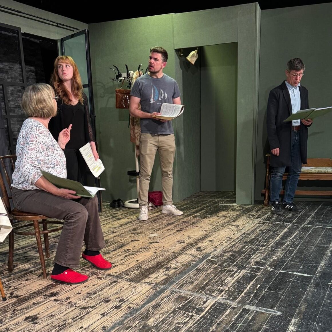 658411721_1471418021663635_5787242572527729312_n Euer Theaterabend – alle Infos auf einen Blick Aula des Friedrich-Schiller-Gymnasiums, Preetz Barrierefrei zugänglich + Behindertentoilette vorhanden Parkplätze direkt vor Ort Romys Pool – plattdeutsche Komödie von Stefan Vögel Termine im April:10. | 11. | 12. | 17. | 18. | 24. | 25. | 26.🎟️ Jetzt Tickets sichern und dabei sein!