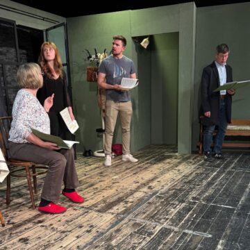 658411721_1471418021663635_5787242572527729312_n Euer Theaterabend – alle Infos auf einen Blick Aula des Friedrich-Schiller-Gymnasiums, Preetz Barrierefrei zugänglich + Behindertentoilette vorhanden Parkplätze direkt vor Ort Romys Pool – plattdeutsche Komödie von Stefan Vögel Termine im April:10. | 11. | 12. | 17. | 18. | 24. | 25. | 26.🎟️ Jetzt Tickets sichern und dabei sein!