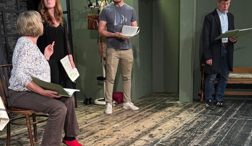 Euer Theaterabend – alle Infos auf einen Blick Aula des Friedrich-Schiller-Gymnasiums, Preetz Barrierefrei zugänglich + Behindertentoilette vorhanden Parkplätze direkt vor Ort Romys Pool – plattdeutsche Komödie von Stefan Vögel Termine im April:10. | 11. | 12. | 17. | 18. | 24. | 25. | 26.🎟️ Jetzt Tickets sichern und dabei sein!